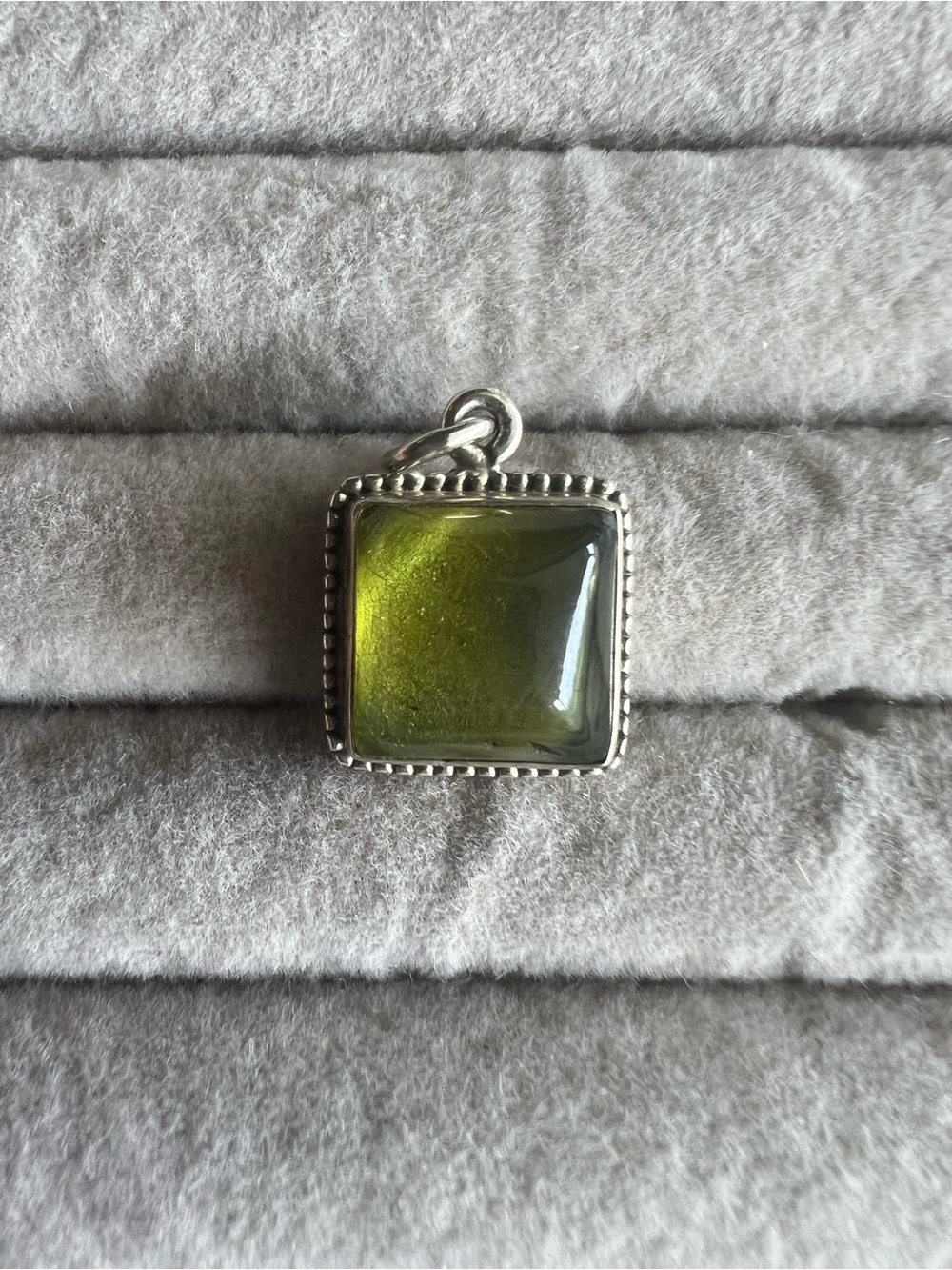 💚 Green Amber Square Pendant
